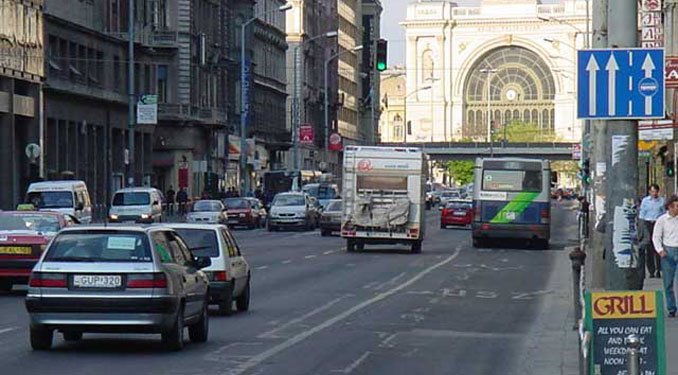 Több főútvonalon buszsávot alakítanának ki, ezzel is szűkítve az autósok helyét