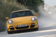 A 911 Turbo jóllakatja bennünk az állatot