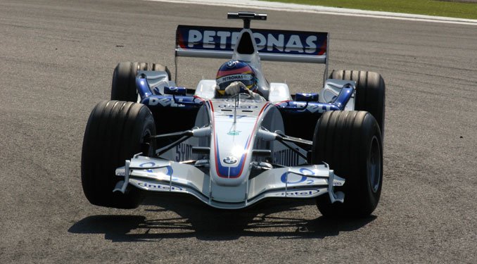 Villeneuve-öt megbüntették