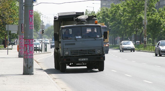 Vigyázat! A Kamazon alig fog a fék!