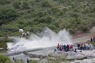 Loeb nyert és már McRae-t üldözi