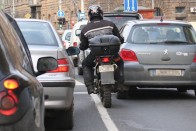 Nehéz idők köszöntenek a motorosokra