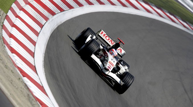 Új motorral győzne a Honda