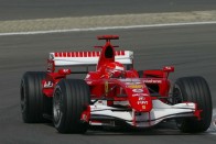 Michael Schumacher került a legközelebb a brillirozó Alonsohoz