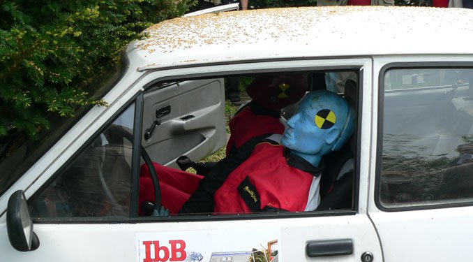 Az igazán ostobák repülőn bekötik magukat, autóban nem