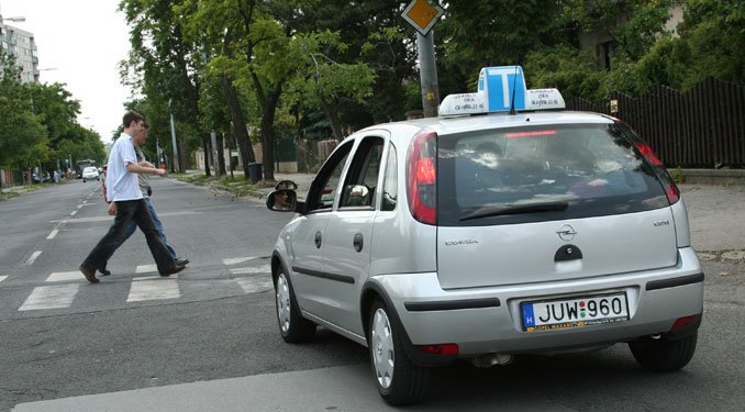 Több év kihagyás után veszélyes csak úgy beülni az autóba