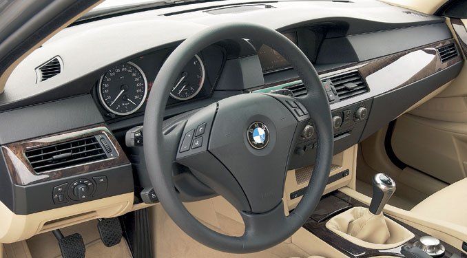 3488_33341_1000x700.jpg | Vezess | Vezess 19 000 Ft-os extra a pohártartó az 5-ös BMW-be