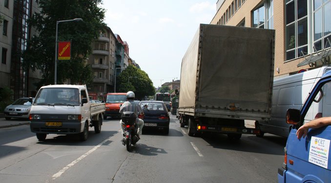 Forgalom alig, mégis dugót okozott a sávlezárás