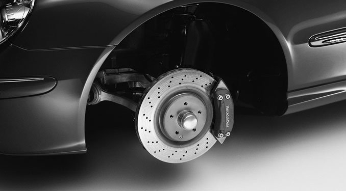 A féktárcsa lyuggatott lett