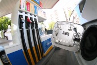 5,7 liter: hét decivel a Prius volt takarékosabb