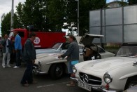 A Gullwing (sirályszárnyas) 300 SL 215 lóerős és 200-at megy