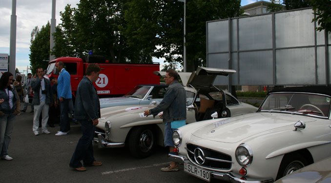 A Gullwing (sirályszárnyas) 300 SL 215 lóerős és 200-at megy