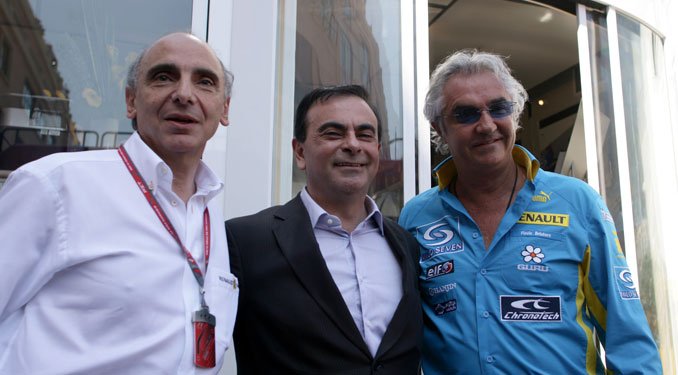 Ghosn (középen) korábban ellenezte az F1-et, Briatore meggyőzte