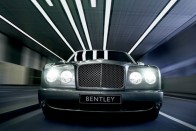 Akár 288 km/órás tempóval hasíthat a Bentley csúcsmodellje