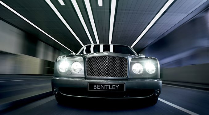 Akár 288 km/órás tempóval hasíthat a Bentley csúcsmodellje