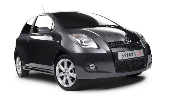 Párizsra gyúr a Yaris TS és Hilux