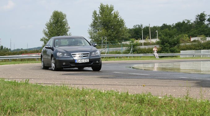 Úgy védi a gyalogost, hogy ütközéskor tíz centit megemeli a motorháztetőt