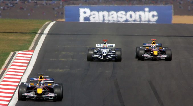 Klien megy (b.) és Webber jön (középen)