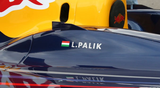 Palik F1-essel száguldott 30