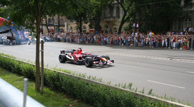 Palik F1-essel száguldott 54