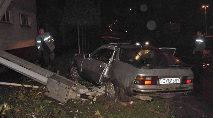 Odaszaladt a villanyoszlop