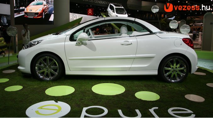 2808_26954_1000x700.jpg | Vezess | Vezess Itt is divat a fehér, krómfelnivel