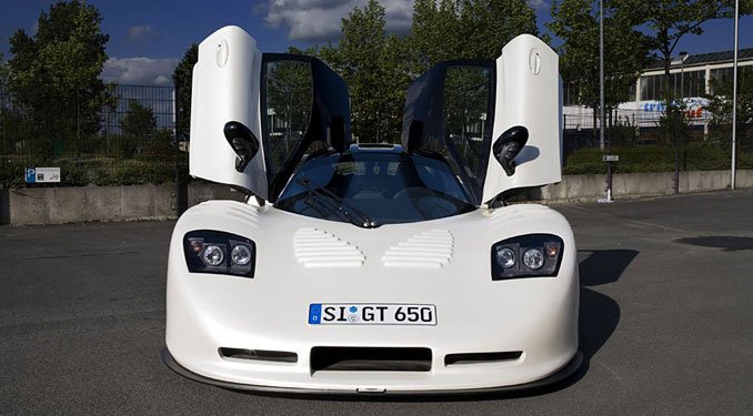 Előre felfelé nyílnak az ajtók