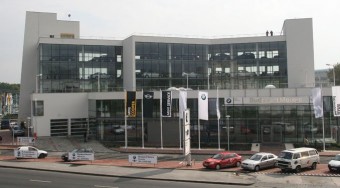 Új BMW szalon és motorhotel