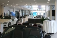 Új BMW szalon és motorhotel 21