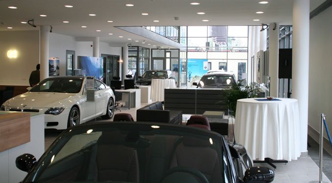 Új BMW szalon és motorhotel 9