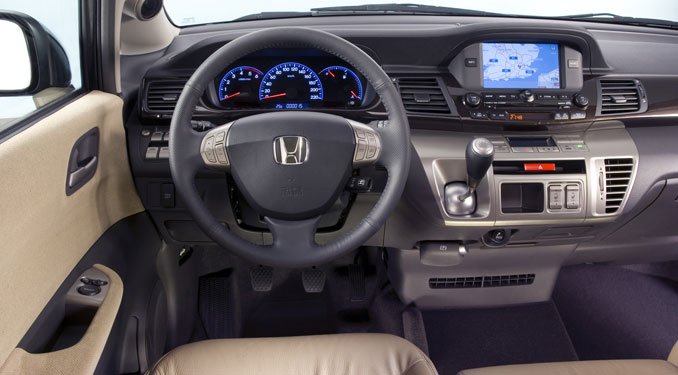 Fautánzat helyett fém és karbonhatású elemek kerültek a kocsiba