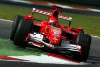 Schumacher nyert, Alonso kiesett Monzában