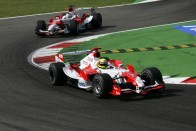 Schumacher nyert, Alonso kiesett Monzában 60