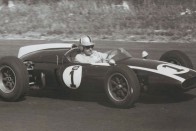 Jack Brabham egy Cooper féle versenyautóban