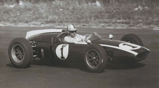 Jack Brabham egy Cooper féle versenyautóban