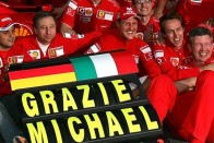 Schumacher a Ferrarinál marad!