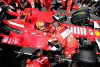 Schumacher a Ferrari motorja