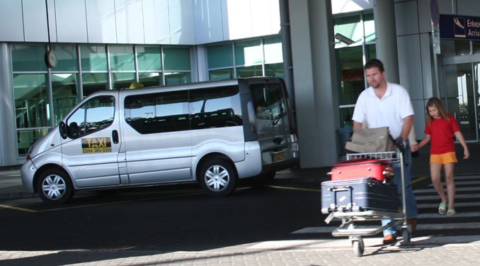 Csak a Zóna taxi állhat meg a terminálok drosztjain