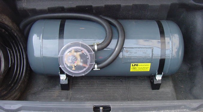 2698_25451_1000x700.jpg | Vezess | Vezess Így néz ki egy gázos autó csomagtartója