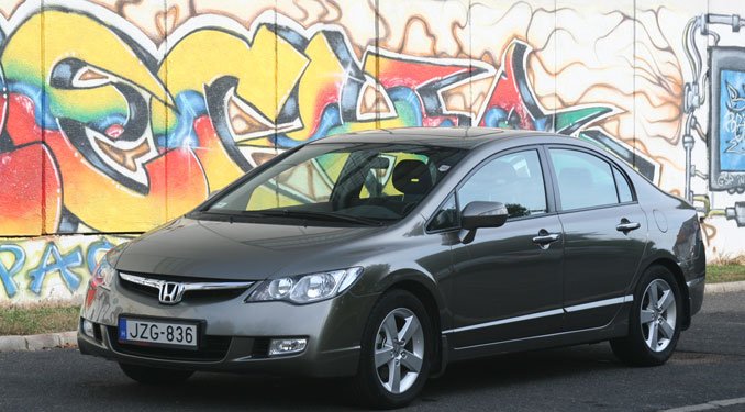 Teszt: Honda Civic 1.8 ES szedán 12