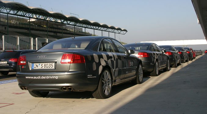 2716_25617_1000x700.jpg | Vezess | Vezess Ez egy 450 lóerős S8-as, Lamborghini motorral