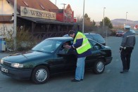 Személyes ellenőrzésnél rendőrök is lehetnek