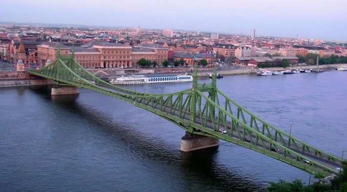 Mégsem zárják le a Szabadság hidat