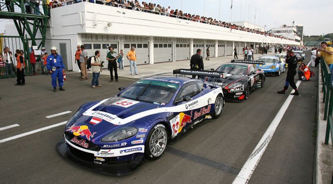 12 hengeres az  Aston Martin