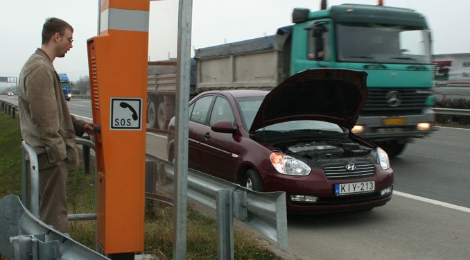 Sárga mellényben kéne kiszállni. Az Accentnek amúgy kutya baja