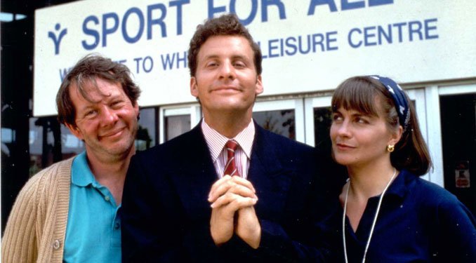 Egy brit színész a műsorvezető, Chris Barrie (középen)