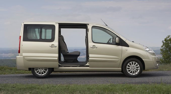 A bal oldali tolóajtó feláras