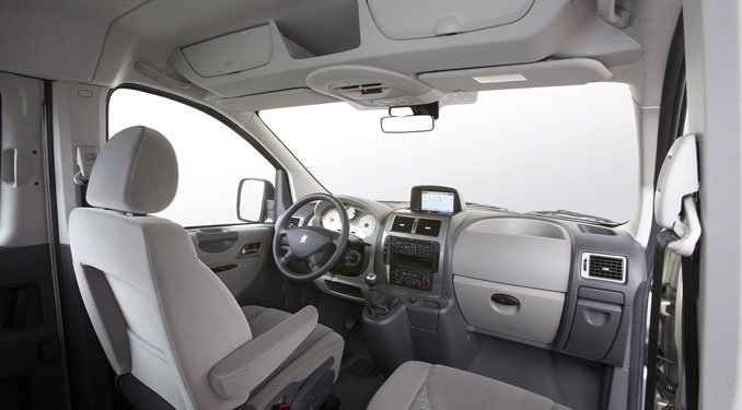 Személyautós utastér, sok-sok rakodóhellyel