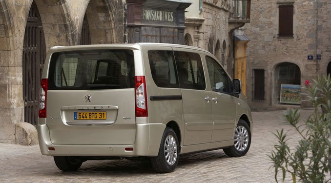 A járgány fülkéjét a Pininfarina stúdió tervezte 