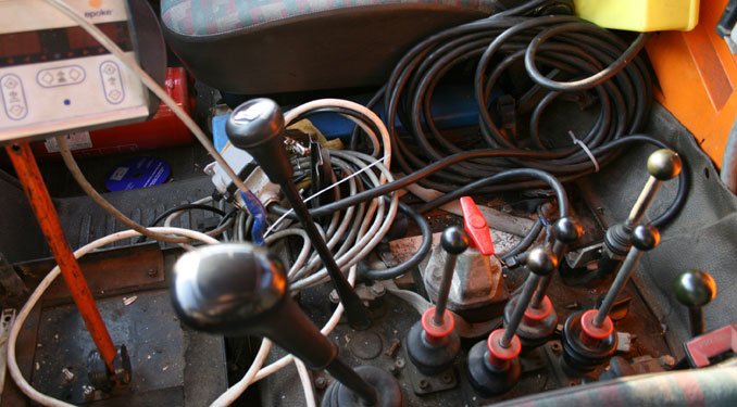 2315_21705_1000x700.jpg | Vezess | Vezess Ez egy Unimog. Nem épp felhasználóbarát